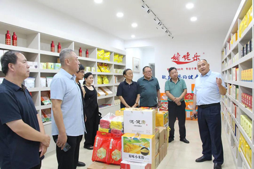 县促进会到尊润圣罗捷食品和姥姥乐食品走访调研
